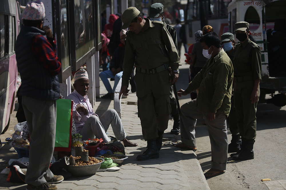 साँझमा हाट बन्ने काठमाडौंका सडक