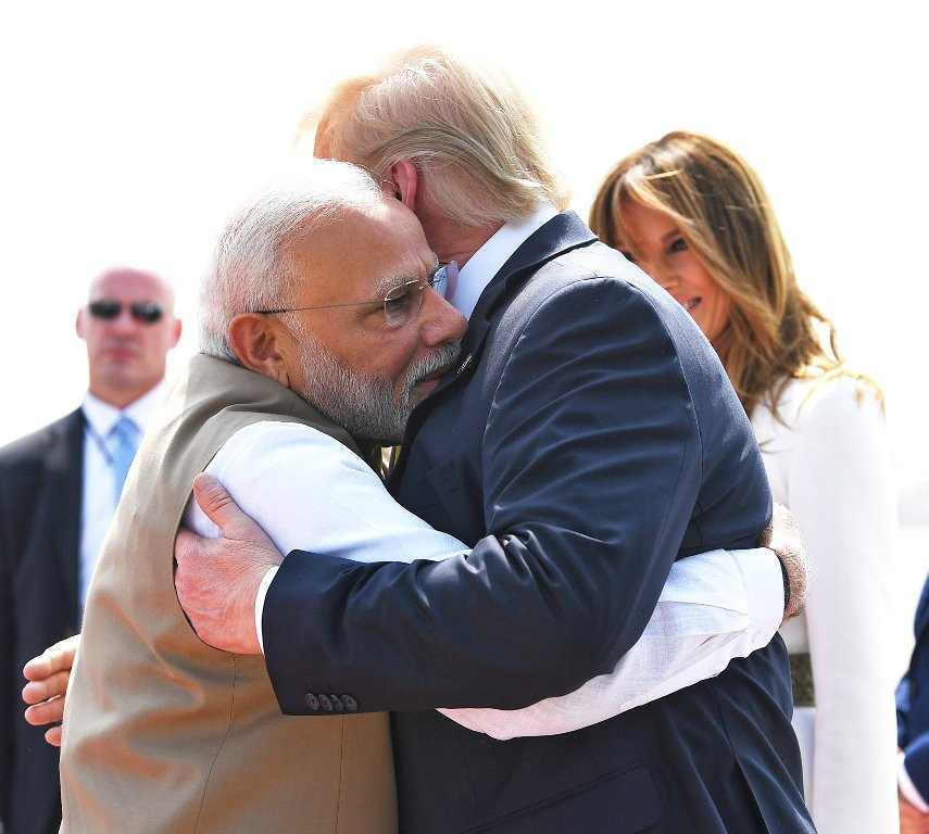 ट्रम्पको अंगालोमा लपक्कै मोदी