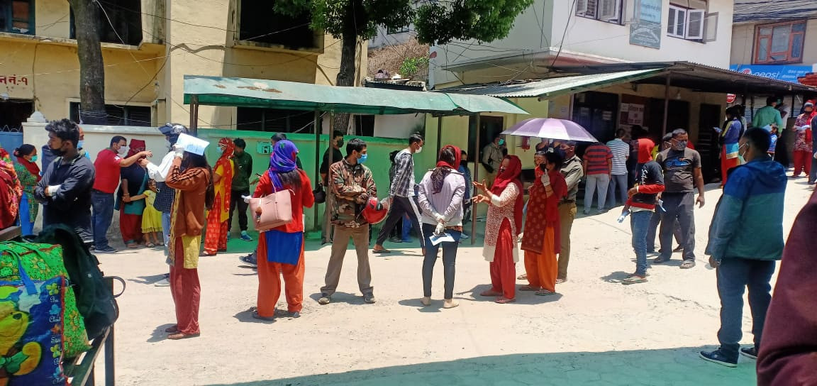 टेकुमा कोरोना परीक्षण गराउन आउनेको भीड