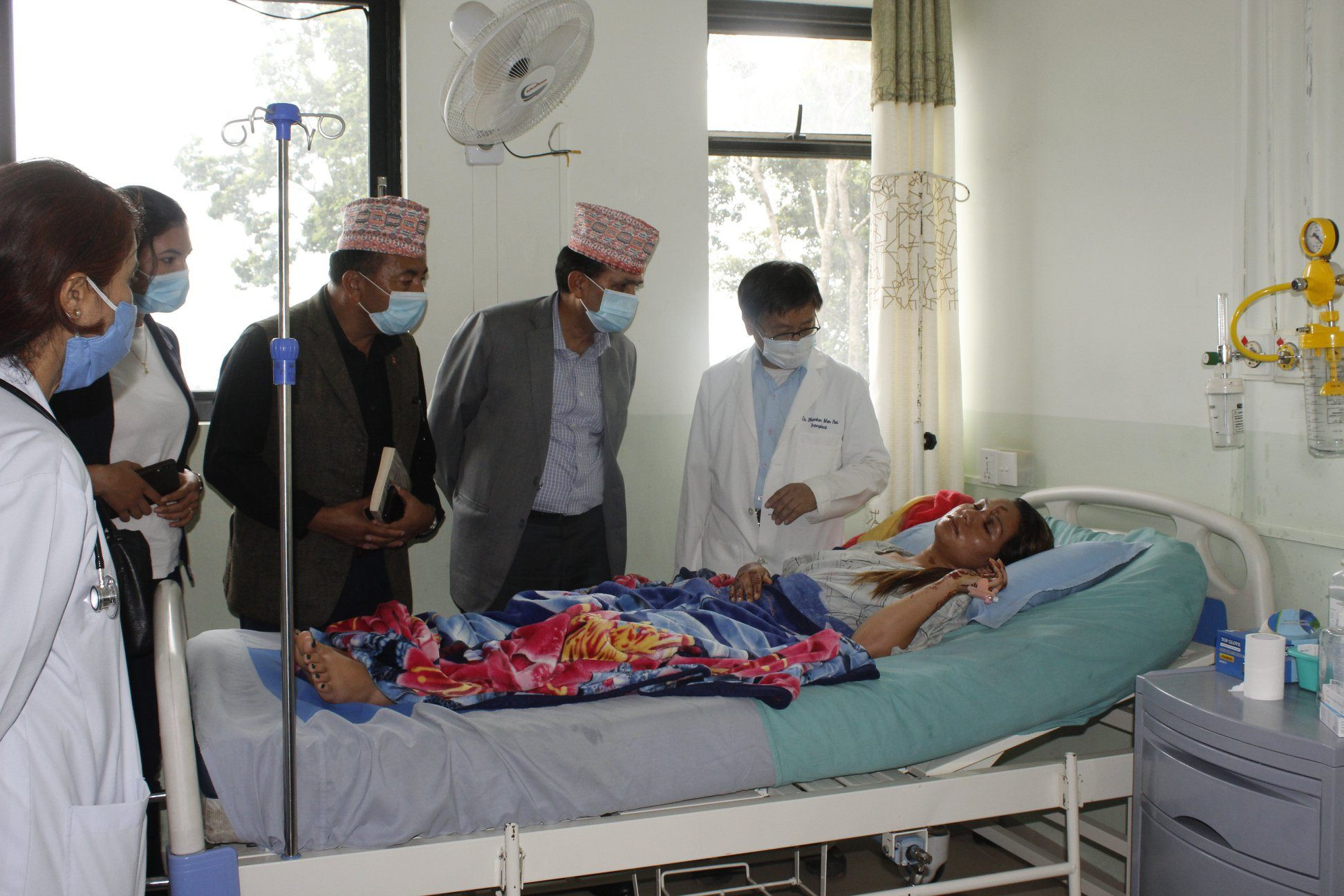 एसिड आक्रमणका घाइतेलाई भेट्न स्वास्थ्यमन्त्री र महिला सांसद कीर्तिपुर अस्पतालमा