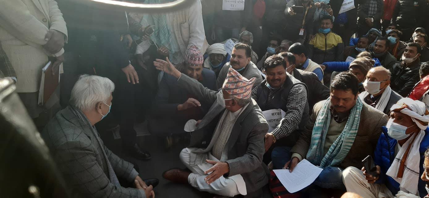 उखु किसानको आन्दोलनमा रामचन्द्र पौडेलले भने– समाजवाद उन्मुख राज्यमा किसानको अवस्था यही हो ?
