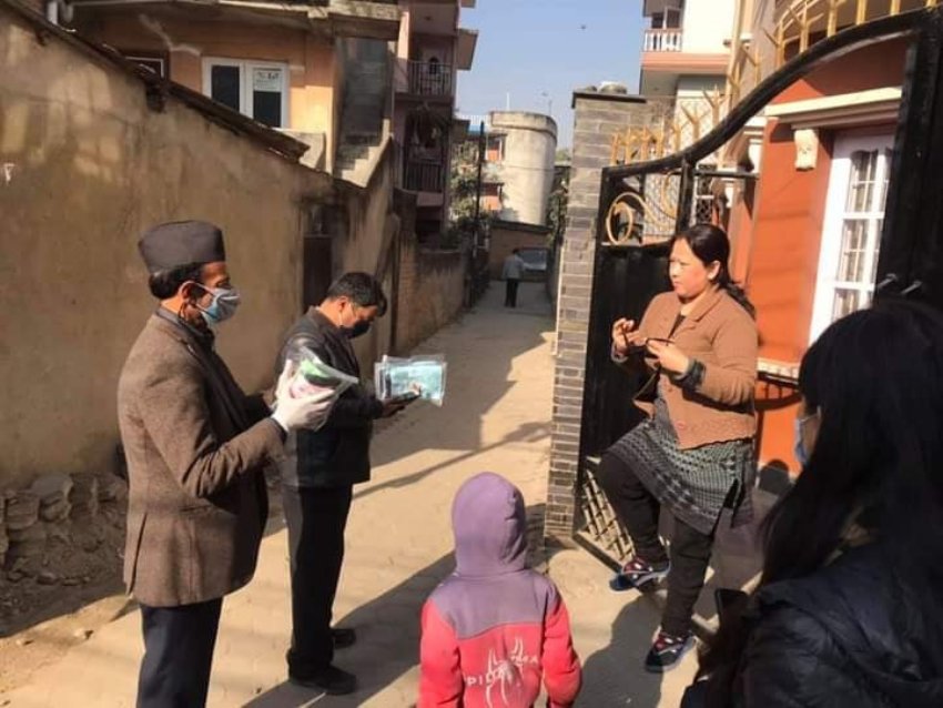जनताको आवाज सुन्दै छन् नवीन्द्रराज जोशी 