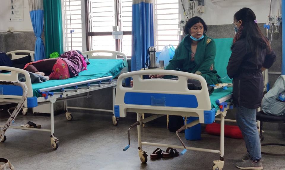 टेकु अस्पताल : संक्रमित नै बिरामी कुरुवा, एम्बुलेन्सलाई भ्याइनभ्याइ