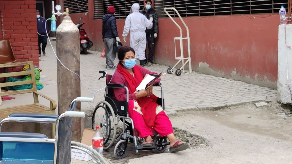 टेकुमा बेड भरिएपछि संक्रमितलाई बाहिरै राखेर उपचार