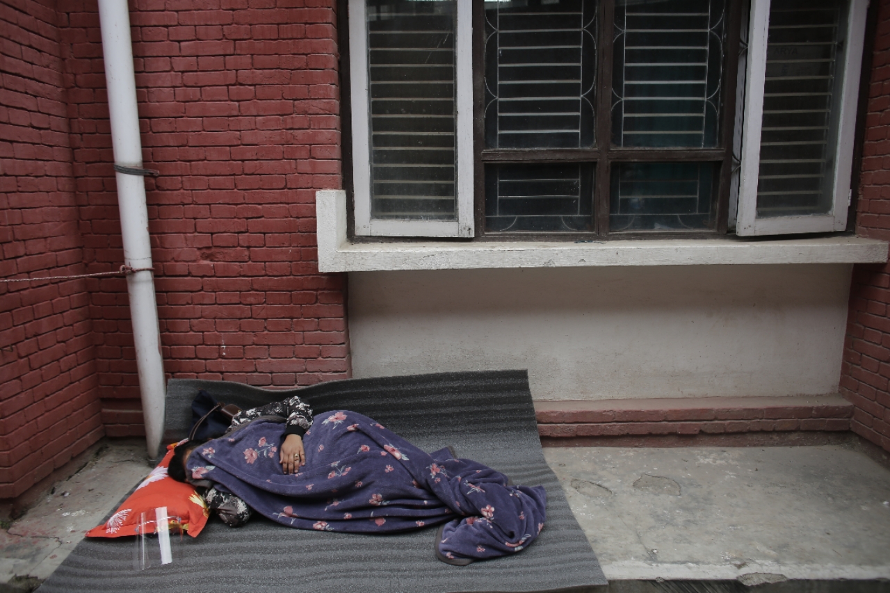 अस्पतालबाहिर बेड कुर्दै बिरामी, डाक्टर भन्छन्– अवस्था कन्ट्रोलमा छँदै छैन