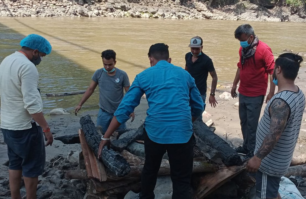 महामारीमा युवाहरूको मलहम : अक्सिजन जुटाउनेदेखि घाट सजाउनेसम्म