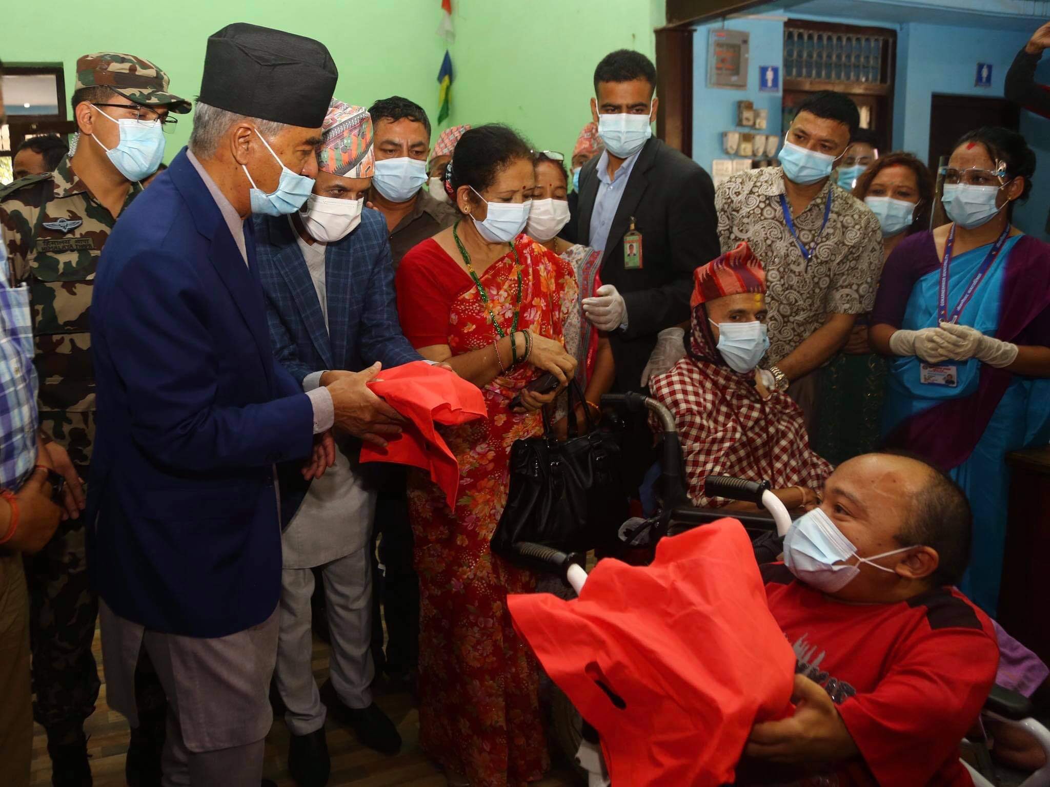 खोप केन्द्र अनुगमन गर्दै देउवाले भने, सरकारको प्राथमिकता सबैलाई कोरोनाविरुद्धको खोप [फाेटाे फिचर]