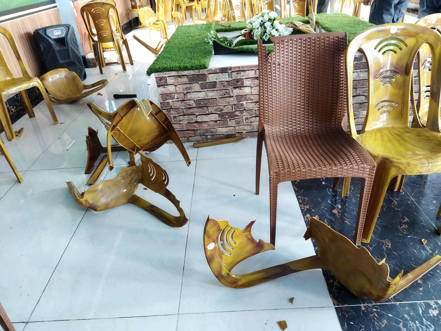 उर्लाबारीमा एमाले बैठकस्थल तोडफोड