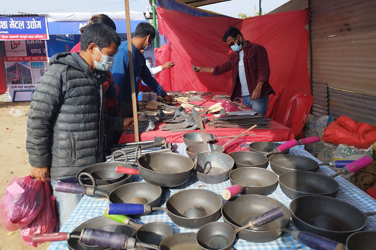 घरेलु मेलामा स्थानीय सामग्रीको व्यापार