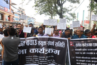 प्रतिस्पर्धी भित्रिने भएपछि यातायात व्यवसायीको रोइलो, यात्रुलाई सकसमा पारेर सडकमा उत्रिए