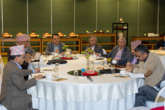 आगामी आर्थिक वर्षको बजेट तयारी गर्न पूर्वअर्थमन्त्री र अर्थमन्त्री महतबीच छलफल