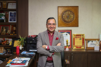 चुनौतीमा टेकेर सफल बनेका मनोज- डाक्टर बन्न राजधानी छिरे, बैंकरमा भाग्य कोरे