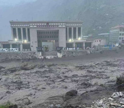 रसुवागढी भन्सार कार्यालयका अधिकृत प्याकुरेल भन्छन्- 'बाढीले भन्सार कार्यालय दस वर्ष अगाडिको अवस्थामा पुर्याइदियाे'