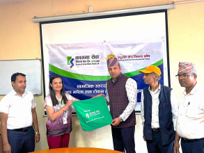 कामना सेवा विकास बैंकद्वारा पशुपति क्षेत्र विकास कोषलाई जुत्ता र झोला हस्तान्तरण 