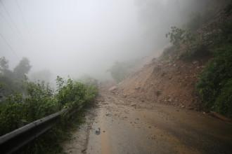 कोशी राजमार्गको हुङ्गुङमा पहिरो, तीन दिनदेखि आवागमन ठप्प
