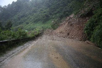 पहिरो खसेपछि मध्यपहाडी राजमार्ग अवरुद्ध