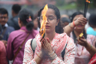 श्रावणको अन्तिम सोमबार पशुपतिमा श्रद्धालुको भीड (तस्बिरहरू) 