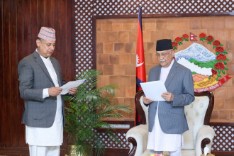 कुलपतिसमक्ष त्रिविका उपकुलपतिले लिए शपथ