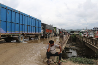 वर्षाका कारण दाउन्ने सडकमा हिलो, बाटो अवरुद्ध  