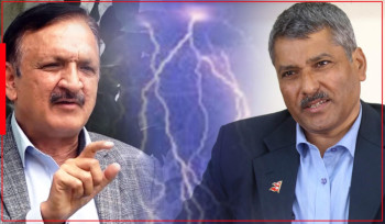 गभर्नर अधिकारी बारम्बार किन झुक्याउँछन् अर्थमन्त्री महतलाई?