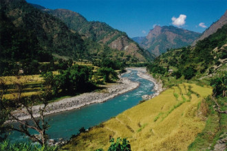 जलविद्युत् आयोजनाको ‘मकिङ’ खोलामा फाल्दा बाढी र कटानकाे जोखिम