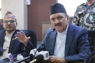 अर्थतन्त्र गतिशील बनाउन अर्थमन्त्री महतको व्यस्तता