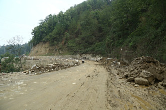 पहिरो खसेपछि काठमाडौं–मुग्लिङ सडक दुईतर्फी अवरुद्ध