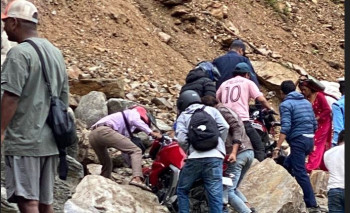 पहिरो खसेपछि कर्णाली राजमार्ग अवरुद्ध, १३ करोडको स्याउ बाटोमै कुहिने चिन्ता