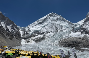 तीव्र गतिमा चलेकाे हावाका कारण सगरमाथा आरोहण प्रभावित
