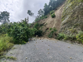 कर्णाली राजमार्ग अवरुद्ध हुँदा स्याउ बोकेका २३ ट्रक रोकिए