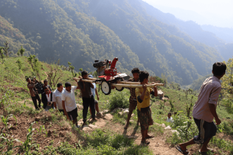जब चितवनका चेपाङ समुदायले दुई घण्टा बोकेर हाते ट्रयाक्टर पुर्‍याए...