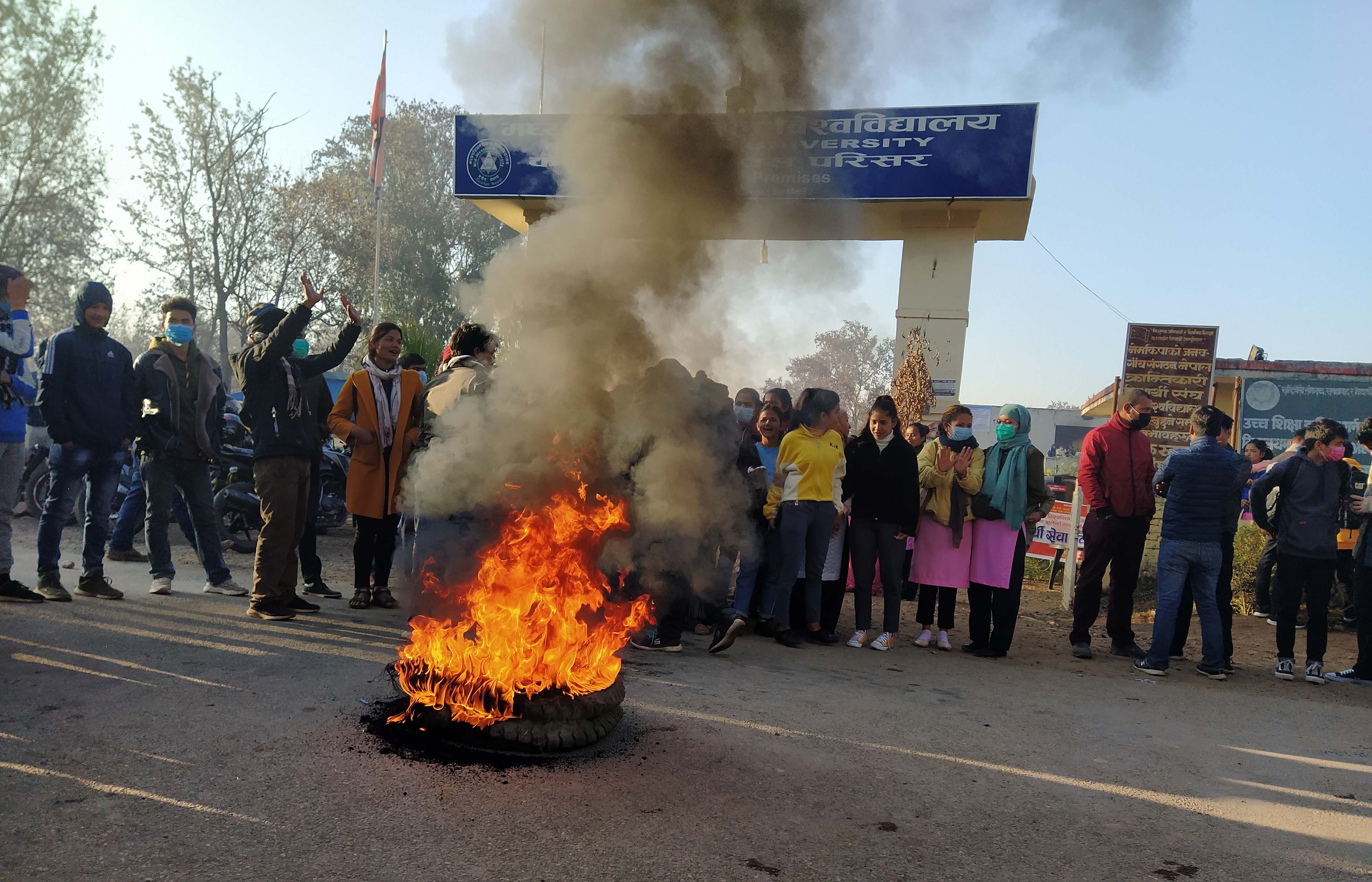 'अहंकारी' उपकुलपति र 'अराजक' आन्दोलनकारीका कारण थलिँदै मध्यपश्चिम विवि