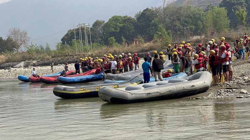 सुनकोसीमा र्‍याफ्टिङ गर्ने पर्यटकको भीड