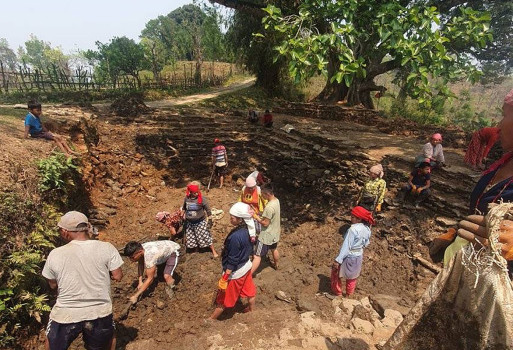 आँबुखैरेनी पोखरीभञ्ज्याङमा पोखरी संरक्षण गर्दै स्थानीय