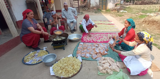 आयमूलक क्षेत्रमा सक्रिय हुँदै रामपुरका महिला