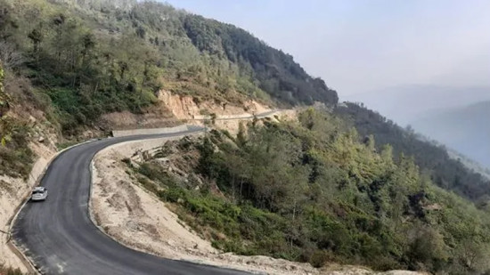 मध्यपहाडी राजमार्गको बागलुङ खण्ड: कतै कालोपत्रे गर्नै बाँकी, कतै उप्किएर क्षतविक्षत