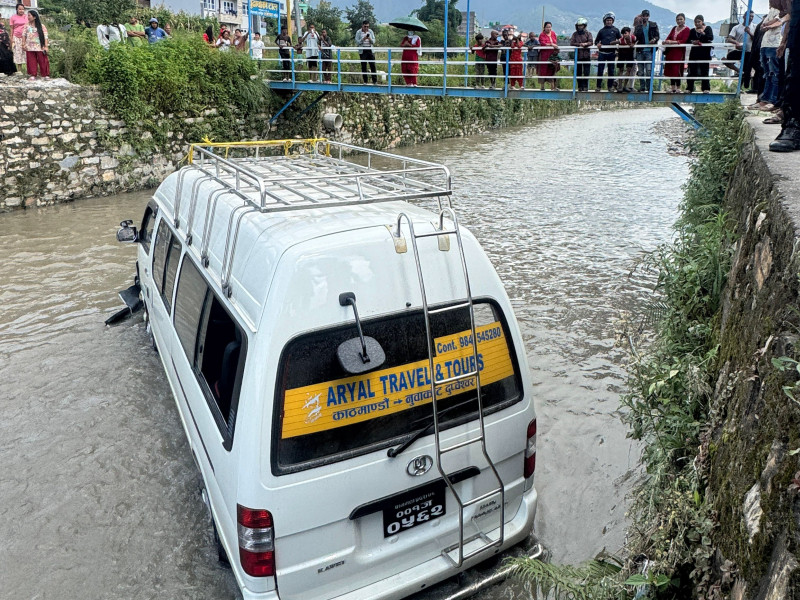तारकेश्वरमा ईभी माइक्रो बस खोलामा खस्यो (तस्बिरहरू)