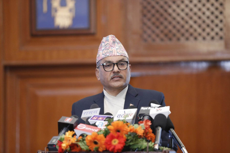 आफ्ना स्वार्थ पूरा नुहँदैमा राष्ट्र बैंकले कसैको कुरा सुनेन भन्न मिल्दैन : गभर्नर अधिकारी