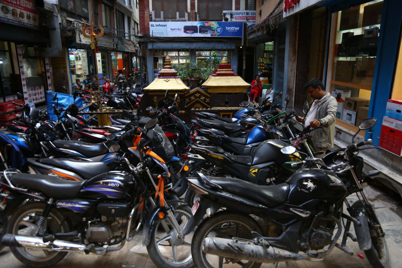 न्युरोड क्षेत्रका गल्ली र सम्पदा स्थल पार्किङमा परिणत (फोटो फिचर)