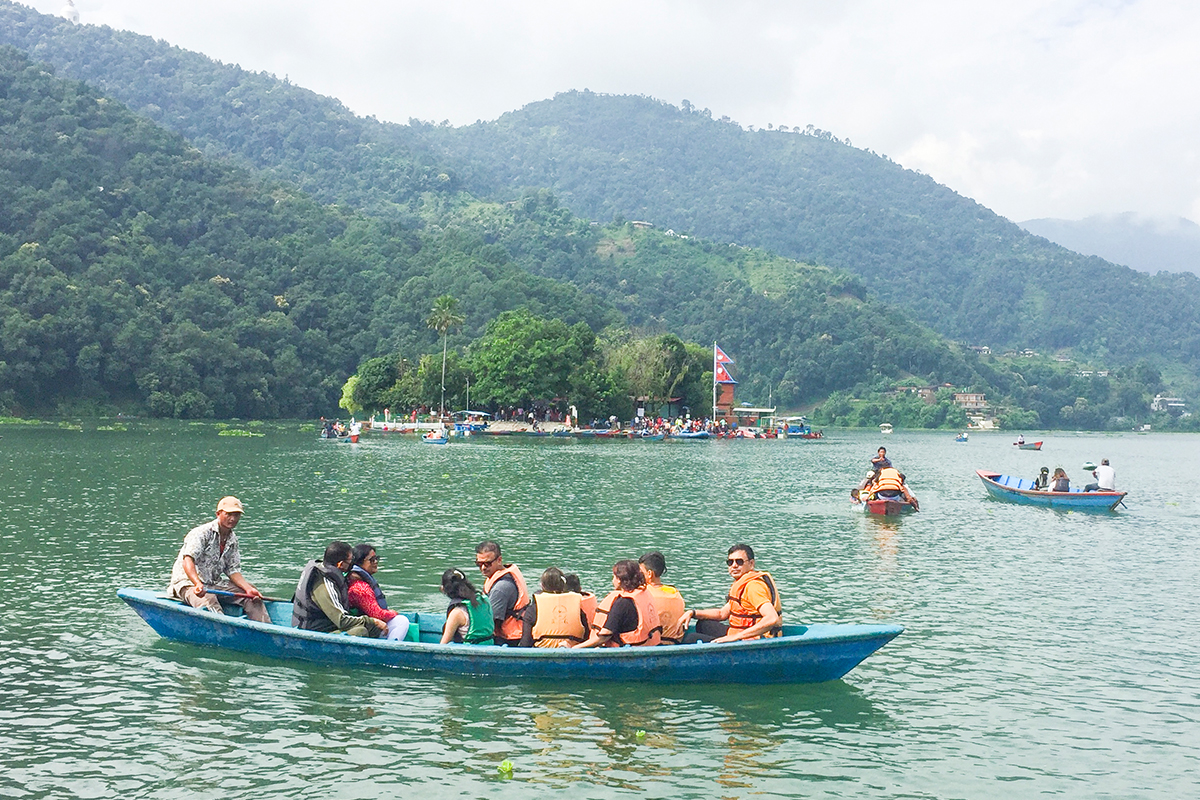वर्षा सकिएपछि दसैंमा पनि फेवातालका डुंगा व्यवसायी व्यस्त