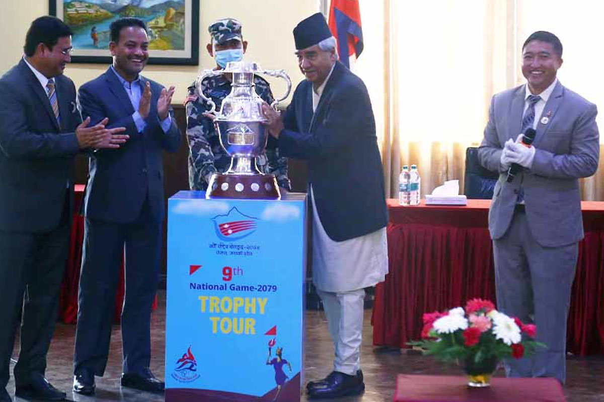 प्रधानमन्त्री देउवाले सार्वजनिक गरे नवौं राष्ट्रिय खेलकुदको रनिङ ट्रफी