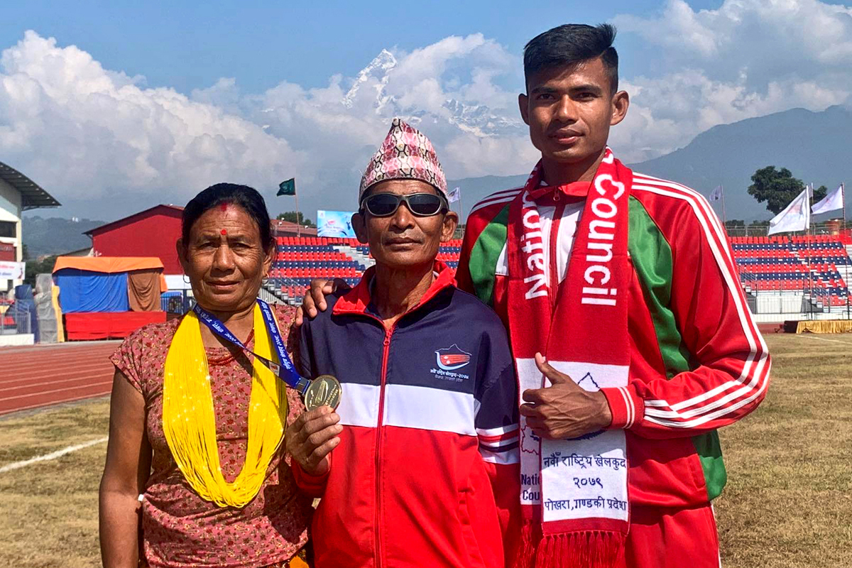 ८ सय मिटर दौडमा स्वर्ण जितेपछि सोमले परिवारसँग साटे खुसी