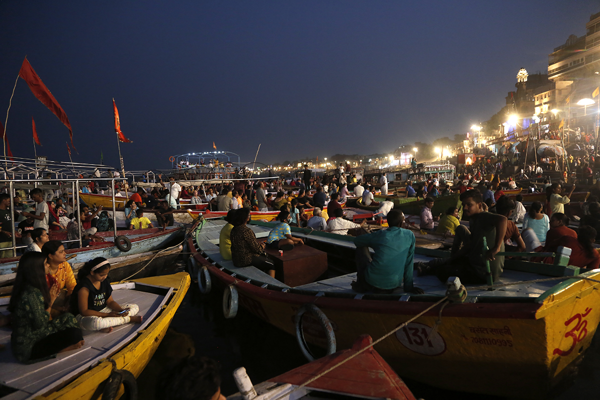 बनारसमा मानिसको जाम छिचोल्दा