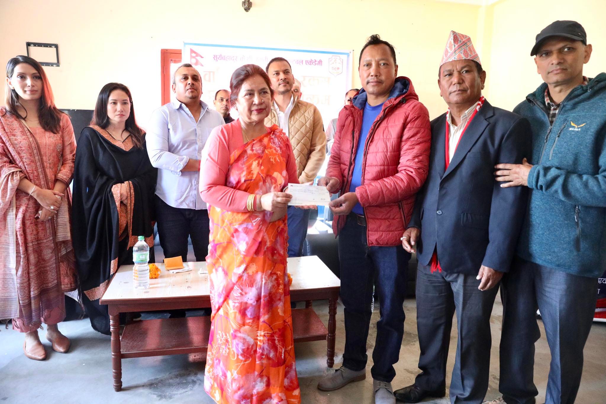 केसी परिवारद्वारा सहारा फुटबल एकेडेमीलाई १५ लाख सहयोग