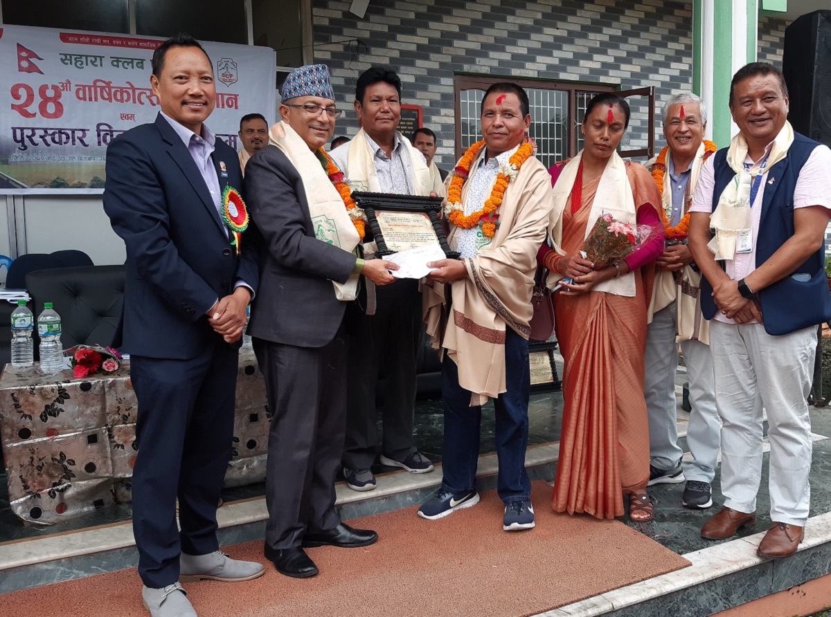 फुटबल खेलाउँदै एकेडेमी चलाउँदै सहारा