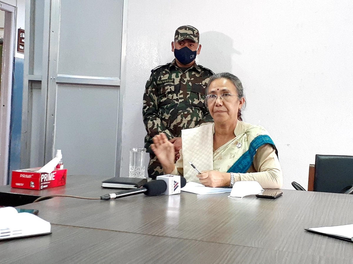 भूमि व्यवस्थामन्त्री श्रेष्ठद्वारा गाउँ ब्लक पुर्जा वितरण